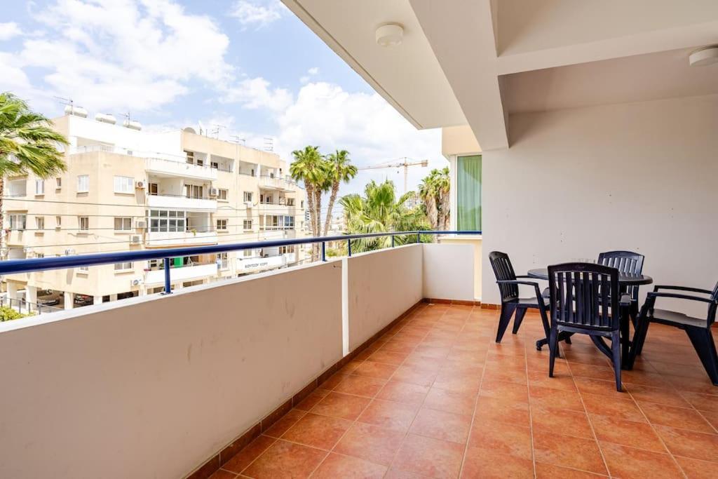 Carisa Downtown With Rooftop Pool ลาร์นาคา ภายนอก รูปภาพ