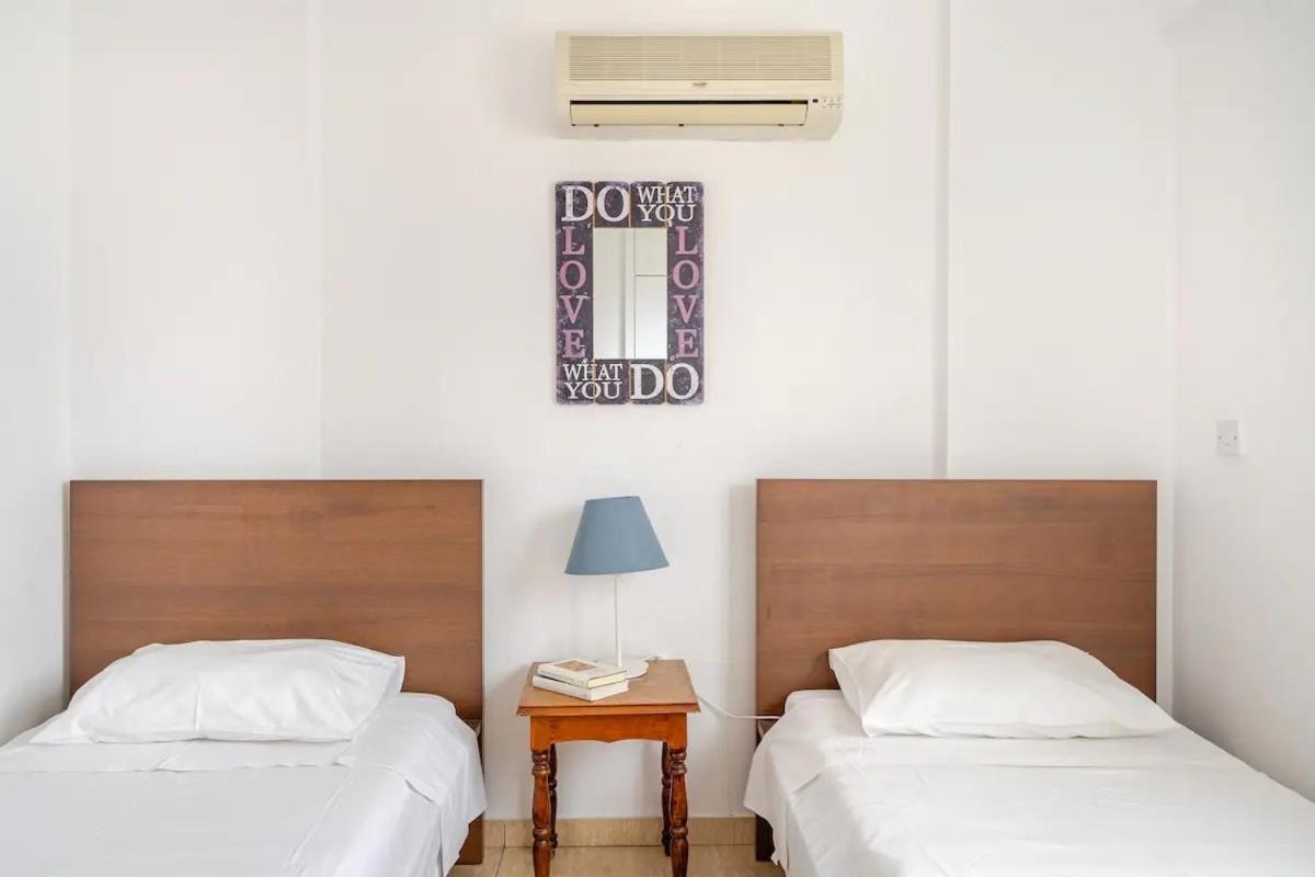 Carisa Downtown With Rooftop Pool ลาร์นาคา ภายนอก รูปภาพ